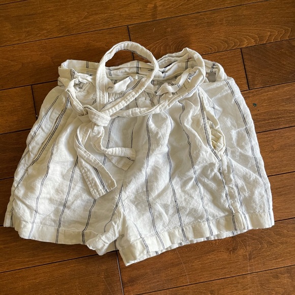 Aritzia Shorts - Picture 1 of 1